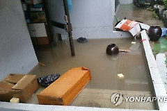 노부부의 공간 삼킨 수마..치매 남편의 안타까운 운명