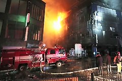 순식간에 건물 삼킨 화마..불에 취약한 마감재 썼다