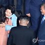 [판문점 선언] 북한 리설주 여사 포옹하는 김정숙 여사