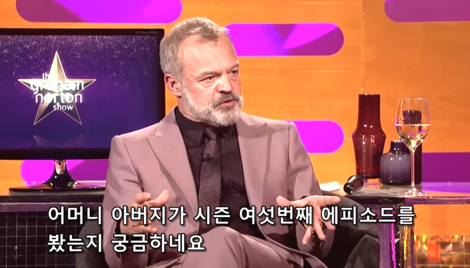 딸의 누드 장면을 같이 본 부모님