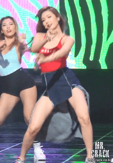 격하게 흔드는 현아