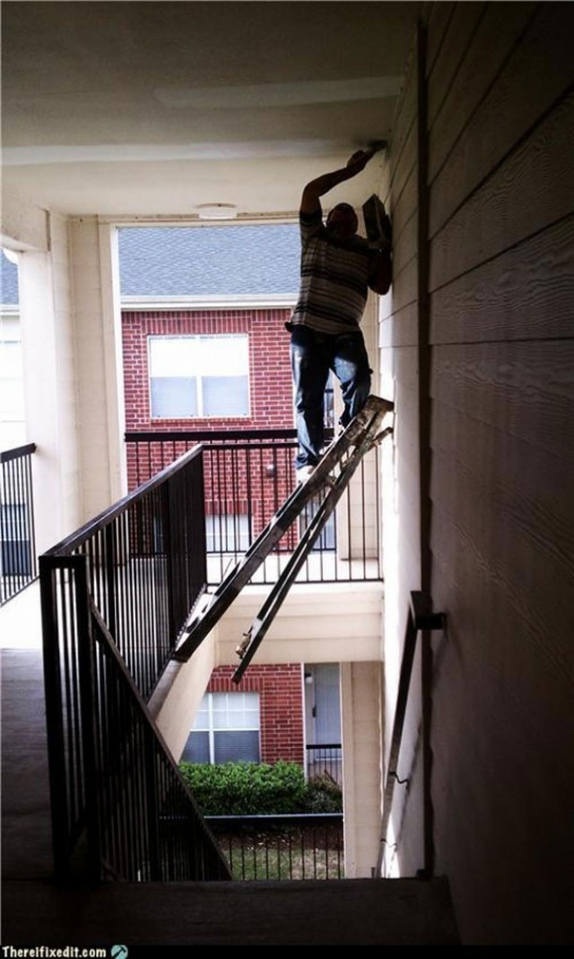 사다리가 짧을때 흔히 쓰는 방법......jpg | 인스티즈