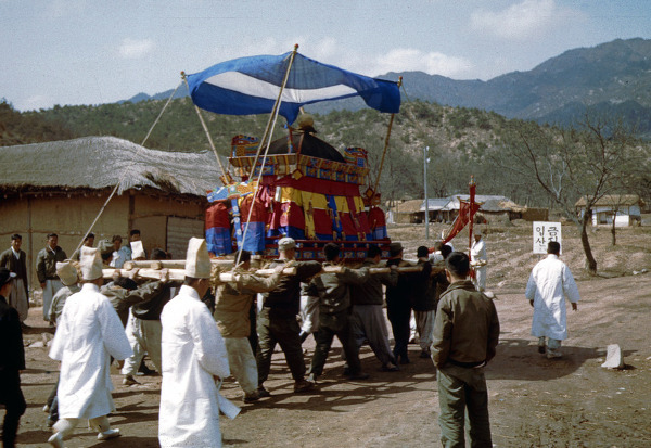 A-traditional-Korean-funeral-procession.jpg