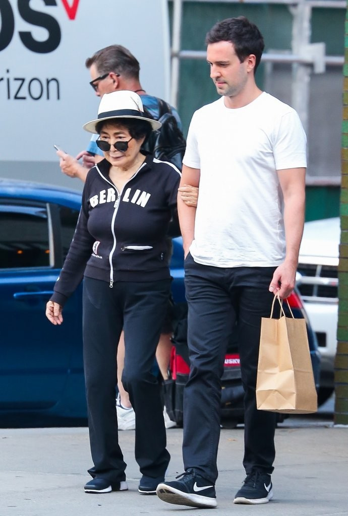 Yoko+Ono+Gets+Help+Walking+Car+NYC+LZ8JVa5ucRTx.jpg
