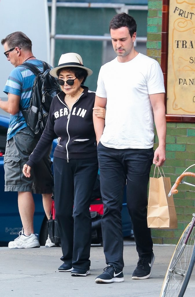 Yoko+Ono+Gets+Help+Walking+Car+NYC+THclweDCqlEx.jpg