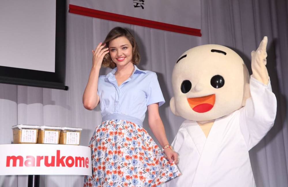 miranda-kerr-presents-new-cooking-products-in-tokyo-06-20-2016_17.jpg