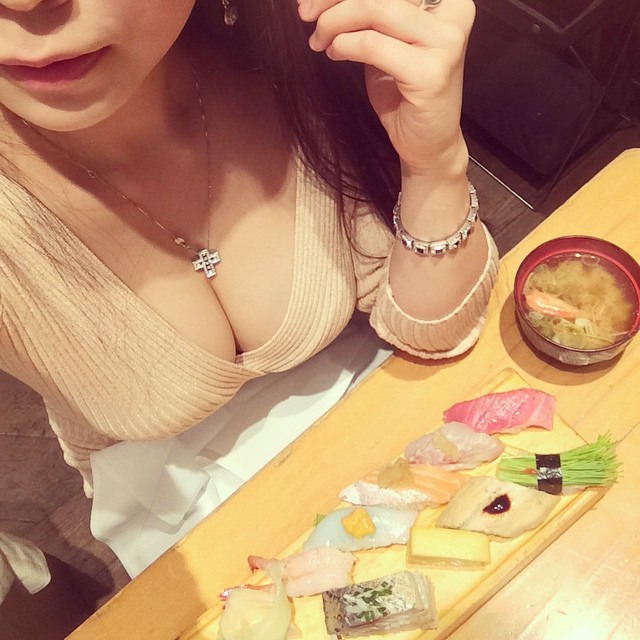 음식 나왔는데 사진 찍기 바쁨