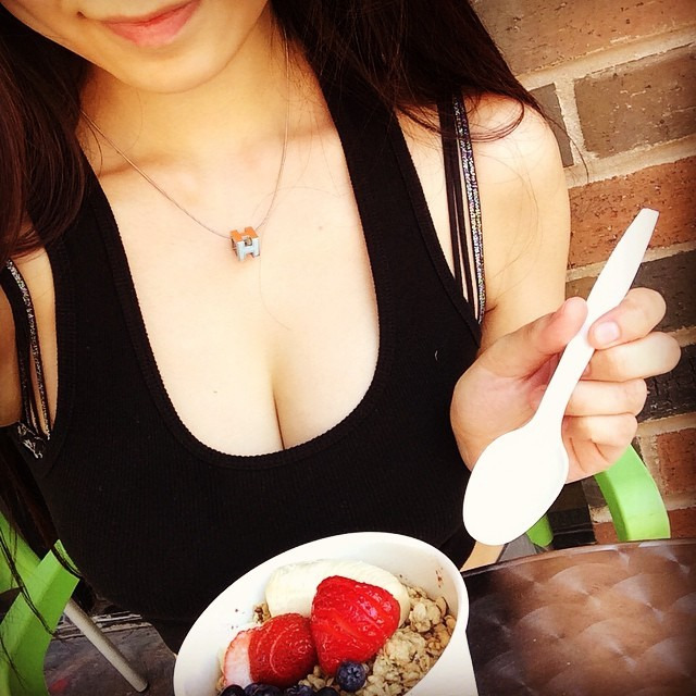 음식 나왔는데 사진 찍기 바쁨