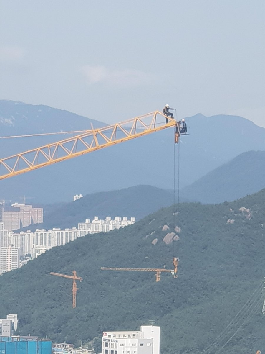 고층 건물 공사 현장