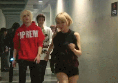 다리 개짧은 초아가 신난모습.gif | 인스티즈
