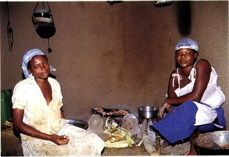 요리를 하는 우간다 여인들