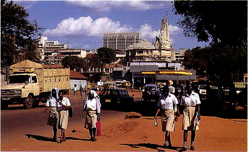 캄필라 시내의 힌두 교 사원과 거리 모습