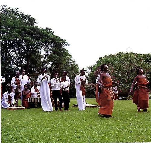 민속 악기 연주에 맞추어 민속춤을 추는 사람들