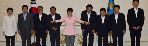 박근혜 대통령이 11일 청와대에서 새누리당 신임 지도부와 오찬을 하기에 앞서 기념촬영을 하고 있다. 왼쪽부터 최연혜·강석호·조원진 최고위원, 이정현 대표, 박 대통령, 정진석 원내대표, 이장우 최고위원, 김광림 정책위의장, 유창수 최고위원. 청와대사진기자단