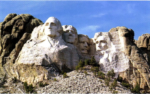 미국의 러시모어 산. 미국의 역대 대통령 4명의 얼굴이 새겨져 있다.