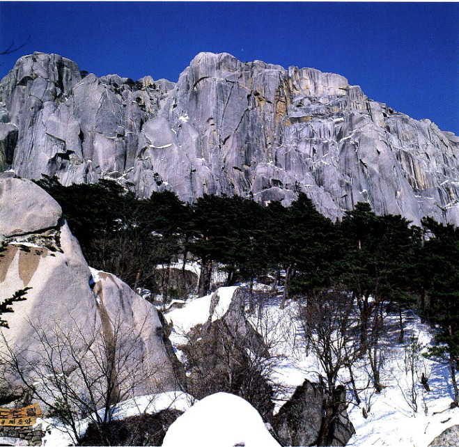 설악산의 울산바위. 동양에서 제일 큰 암석이다.