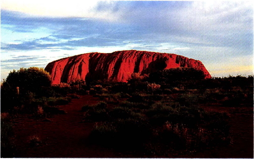 오스트레일리아의 에어즈록. 하나의 암석으로는 세계에서 제일 크다.