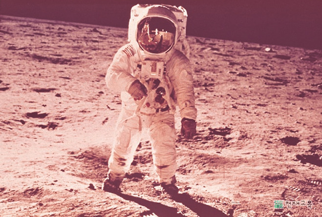 아폴로 11호가 달에 착룩할 당시 승무원들이 입었던 우주복