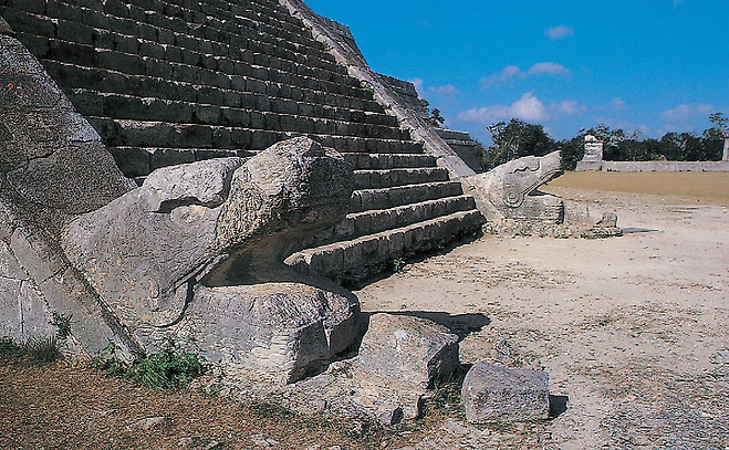 엘 카스티요의 한쪽 계단 아래에 있는 조각상 케찰코아틀