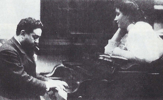 피아노를 치고 있는 알베니스와 그의 딸 로라