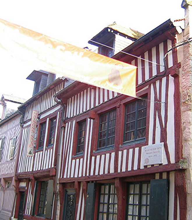 옹플뢰르에 있는 사티의 집은 현재 박물관으로 사용되고 있다.