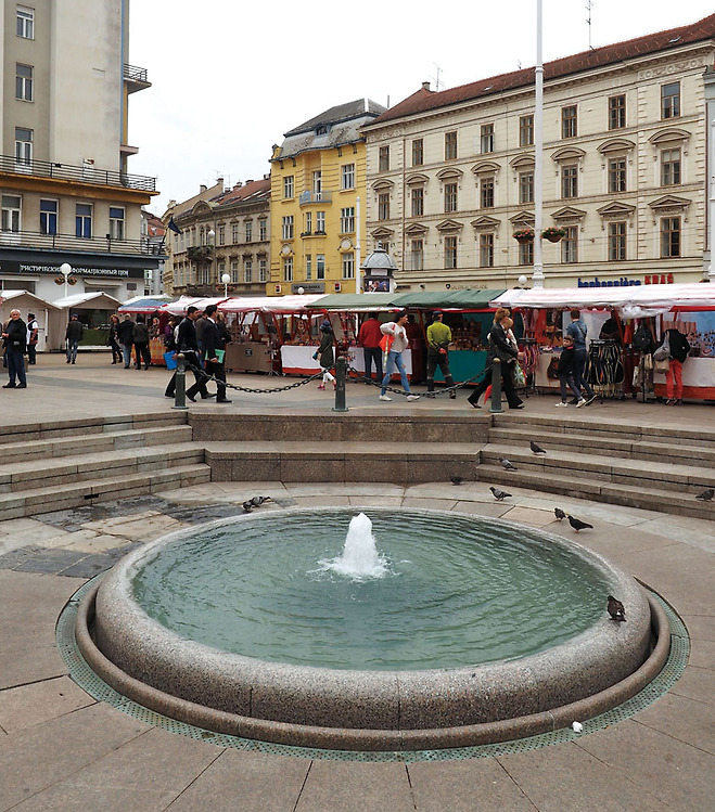 반옐라치치 광장(Ban Jelačić Square)의 만두세바츠 분수