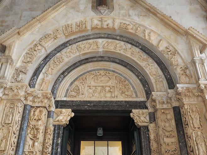 성 로브르 대성당(성 로렌스 대성당, Katedrala Sv. Lovre)의 아담과 이브 조각