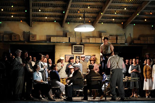 2008년 런던 국립 오페라단의 〈카발레리아 루스티카나〉 공연 중 알피오가 투리두에게 결투를 신청하는 장면