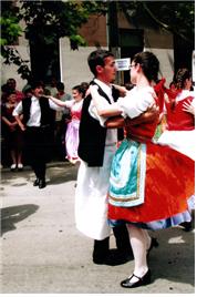 헝가리 전통의상을 입고 차르다시를 추는 사람들
