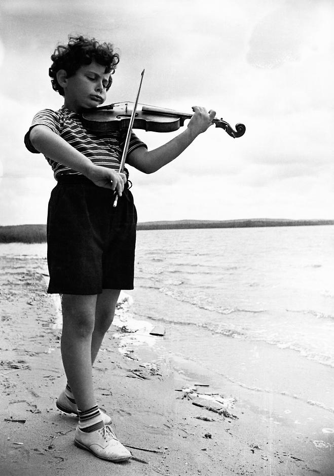어린 시절 바이올린을 연주하는 로린 마젤(1939년)