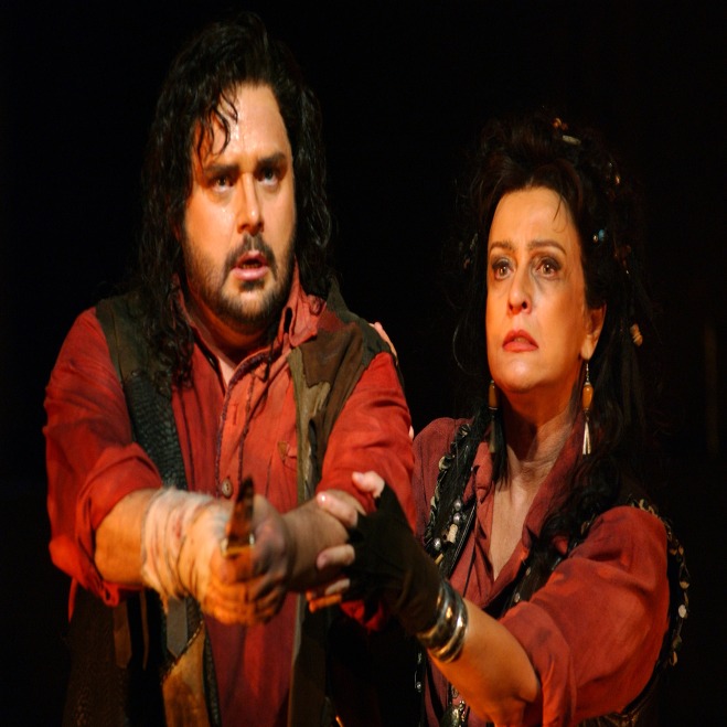코벤트 가든 오페라 하우스에서 상연한 〈일 트로바토레〉의 한 장면. 만리코와 아수세나