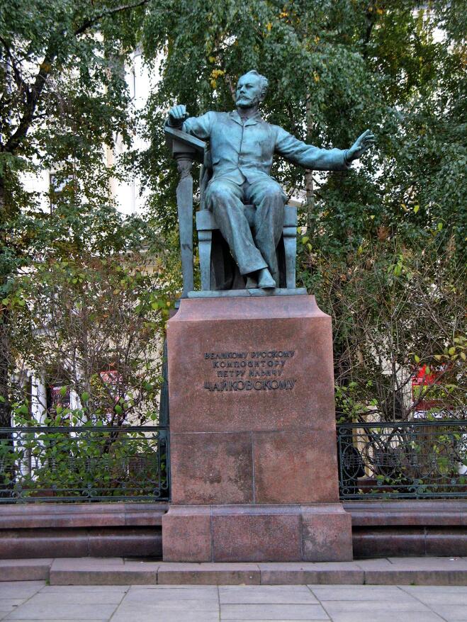 모스크바 음악원 앞에 있는 차이콥스키 동상