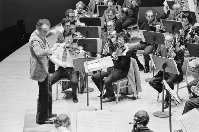 클리블랜드 오케스트라를 지휘하는 역동적인 모습의 로린 마젤(1977년)