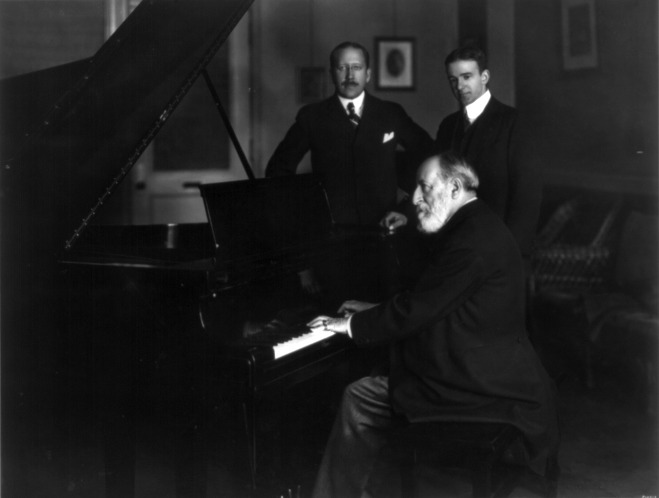 피아노를 연주하는 말년의 카미유 생상스(1916년)