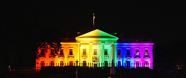 LGBT의 상징인 무지개색 조명으로 장식한 백악관의 모습
