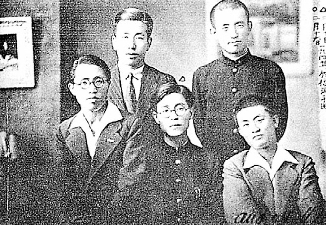 일본 유학 시절의 윤동주(뒷줄 오른쪽)와 송몽규(앞줄 가운데)