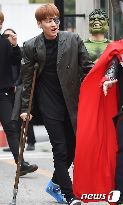 오늘 뮤뱅 출근길에서 벌칙수행중인 갓세븐(GOT7) | 인스티즈