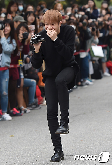 오늘 뮤뱅 출근길에서 벌칙수행중인 갓세븐(GOT7) | 인스티즈