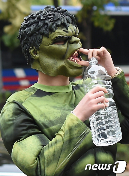 오늘 뮤뱅 출근길에서 벌칙수행중인 갓세븐(GOT7) | 인스티즈