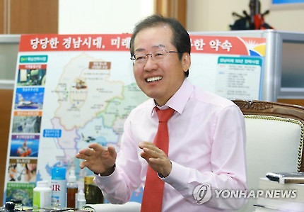 인터뷰하는 홍준표 경남도지사     (창원=연합뉴스) 홍준표 경남도지사가 올해 성과를 점검하고 내년 도정 구상을 밝히는 인터뷰를 하고 있다.