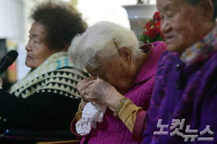 31일 오후 경기도 광주시 일본군 위안부 피해자 할머니들의 쉼터 나눔의 집에서 더불어민주당 문재인 대표와 대화하던 할머니들이 눈물을 흘리고 있다. (사진공동취재단)