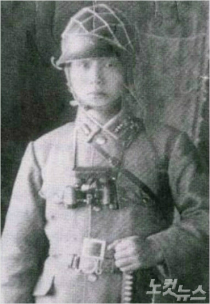 만주군 예비소위 다카기 마사오(조선이름은 박정희). 일본 육사 졸업 후 2달간의 사관 견습을 마치고 소위로 임관하기 직전인 1944년 6월말 일본군 소조(상사) 복장을 입은 모습이다.