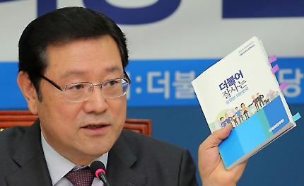 (서울=연합뉴스) 이정훈 기자 = 이용섭 더불어민주당 총선정책공약단장이 28일 오전 국회에서 총선정책공약집 발표 기자회견을 하고 있다.