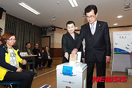 【청주=뉴시스】천영준 기자 = 이시종 충북지사 내외가 8일 청주시 상당구 성안동주민센터에 설치된 사전투표소에서 20대 국회의원 선거 사전투표를 하고 있다. 2016.4.8. (사진=충북도 제공)   photo@newsis.com