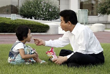 2007년 9월 청와대 본관 앞 뜰에서 손녀와 과자를 먹는 고 노무현 전 대통령. 사진 장철영