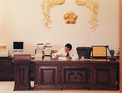 1995년 청와대 집무실. 대통령의 책상 위에 층층이 쌓인 법전이 눈길을 끈다. 사진 김현종