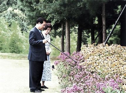 고 김대중 전 대통령과 이희호 여사가 청남대에서 산책을 하고 있다. 사진 홍성규