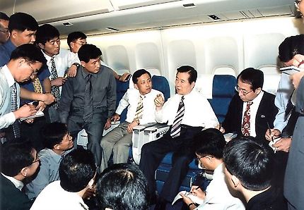1999년 9월. 고 김대중 전 대통령이 APEC 정상회의 참석차 뉴질랜드로 향하는 기내에서 기자간담회를 하고 있다. 사진 홍성규