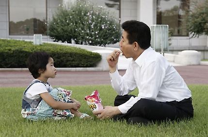2007년 9월 청와대 본관 앞 뜰에서 손녀와 함께 과자를 먹는 고 노무현 전 대통령. 사진 장철영