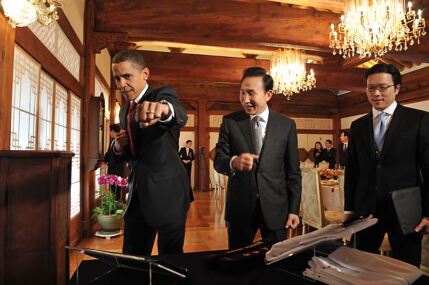 2009년 11월 19일 청와대에서 오바마 미국 대통령이 ‘태권도’를 외치며 주먹을 뻗고 있다. 사진 김용위